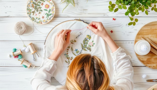 Мастер вышивает узор
