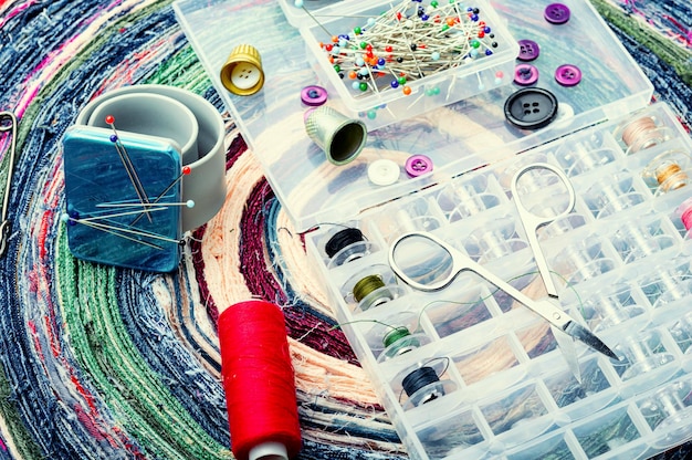 Набор ниток и схемы